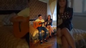 Поют молодые цыгане под гитару