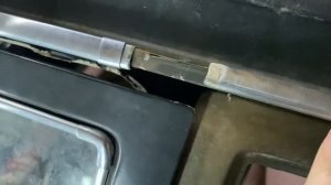 Как снять молдинг водостока и накладки стойки волги (Газ24)