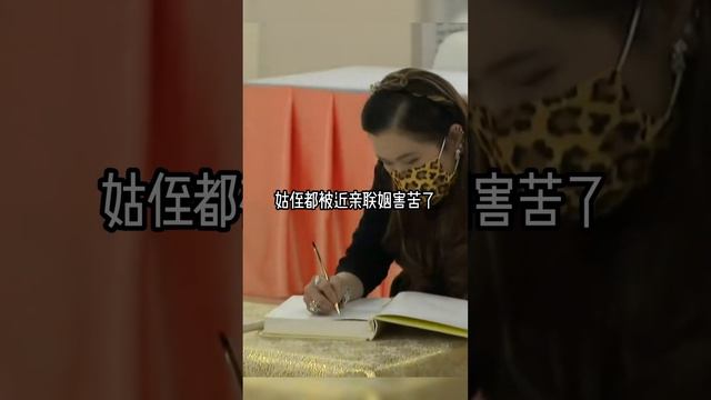 65歲朱拉蓬公主現身，探望侄女帕公主，體弱多病需要有人攙扶