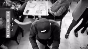 Друг MIYAGI играет в ресторане на пианино