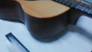 Настройка высоты струн на акустической гитаре.