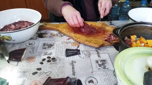 Тушу мясо с печенью и болтаю. смотреть онлайн