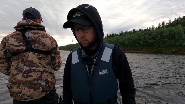 С ТАКИМ ОКУНЕМ ЩУКА НЕ НУЖНА! ПОПАЛИ в ШТОРМ / РЫБАЛКА на СЕВЕРЕ смотреть онлайн