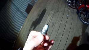 Обслуживание (смазка) свечи зажигания мопеда Альфа