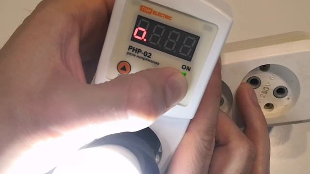 Реле напряжения в розетку РНР-02: описание, настройка, подключение.