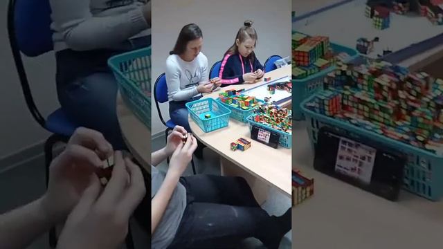 Портрет Юрия Гагарина из 660 кубиков Рубика, собран на День Космонавтики, к 12 апреля 2022 года. смотреть онлайн