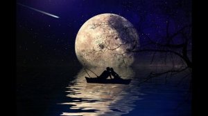 Блики луны на воде.