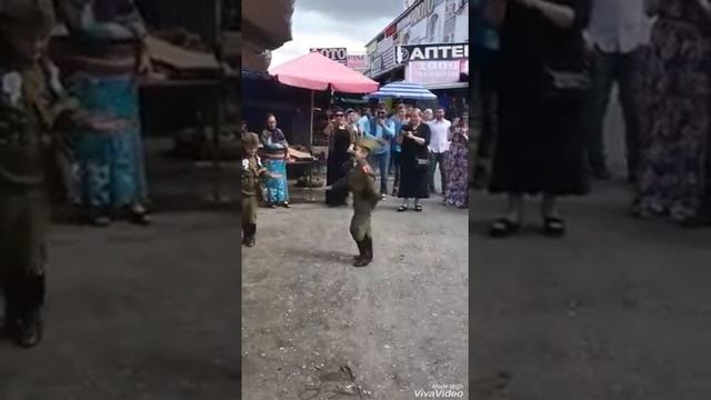 Чеченские дети в форме советских солдат танцуют лезгинку