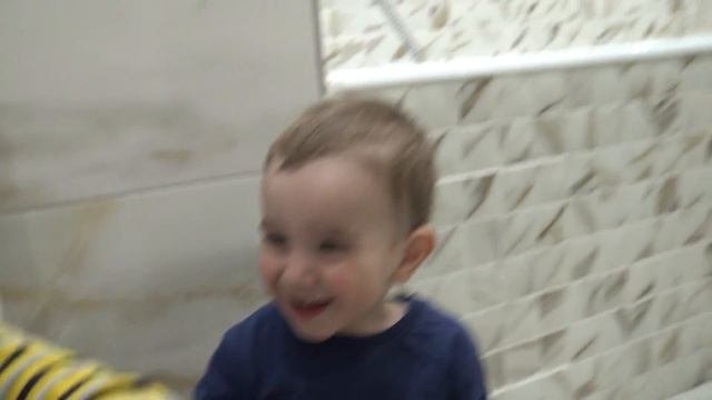 Глеб смеется Попробуй сдержаться от смеха
