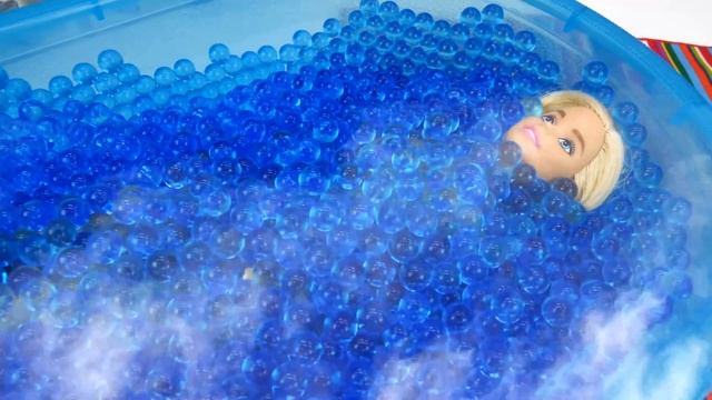 Видео про Барби и игрушки для девочек. Игры в Салон красоты: Спа процедуры и ванна для Куклы Барби смотреть онлайн