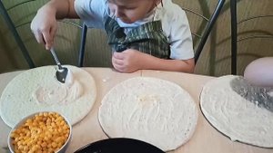 Печём пиццу??? Настя пришла в гости к Стёпе и Богдану, а значит будет что-то интересное!