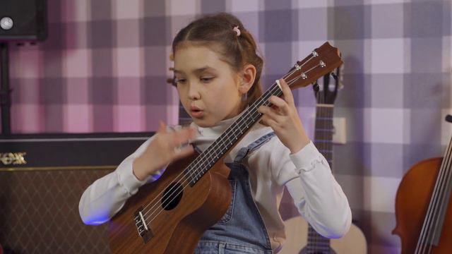 Алехина Полина - На часах 00 (песня на укулеле)
