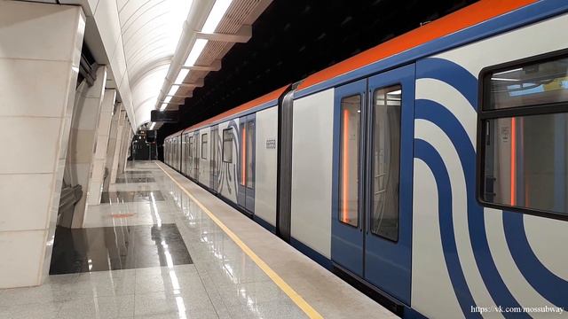 Поезд "Москва" на станции "Савёловская" (БКЛ) смотреть онлайн