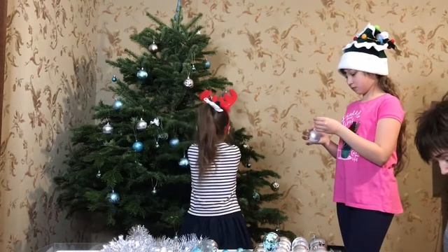 Украшаем новогоднюю ёлку! смотреть онлайн