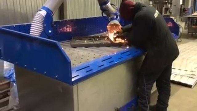Вытяжной стол. Зачистка металла смотреть онлайн