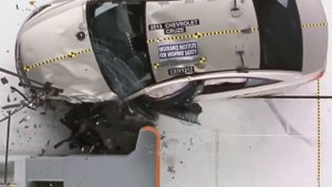 КРАШ-ТЕСТ CHEVROLET CRUZE 2013, Chevrolet Cruze small overlap IIHS crash test