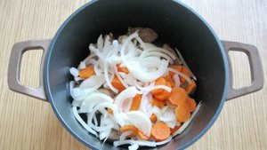Свинина с яблоками в сливочном соусе