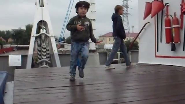 Глеб Кузьменко танцует цыганочку на корабле смотреть онлайн