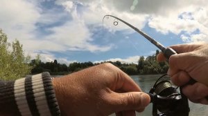 ЛИВЕНЬ ЧУТЬ НЕ ИСПОРТИЛ РЫБАЛКУ . Рыбалка на реке.