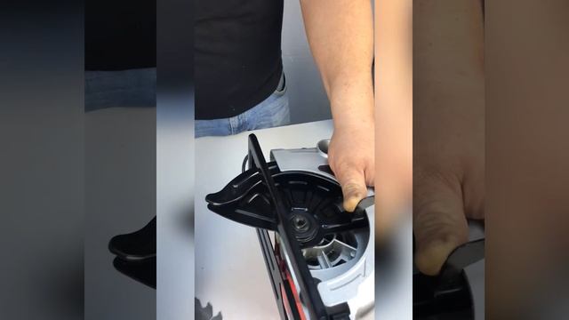 Как заменить диск на циркулярной пиле? BRAIT смотреть онлайн