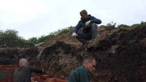 Кладка погреба из кирпича..