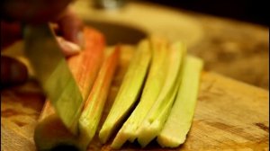 Овсяные оладьи с ревенем на завтрак и перекус