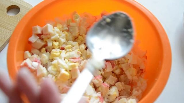 Салат с крабовыми палочками. Пикантный рецепт салата с крабовыми палочками.