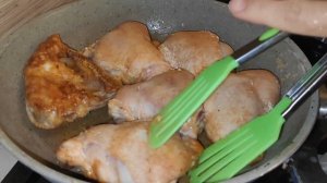 КУРИНЫЕ БЕДРА В СМЕТАННО-ЧЕСНОЧНОМ СОУСЕ