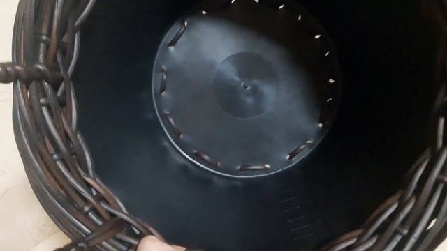 Кашпо из полиротанга с ручками