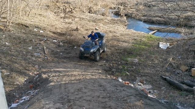 Первый съезд с искусственной насыпи. Квадроцикл CF Moto X5. смотреть онлайн