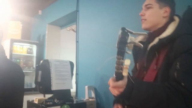 НАКОРМИЛИ БЕСПЛАТНО ЗА ПЕСНЮ УЛИЧНОГО МУЗЫКАНТА смотреть онлайн