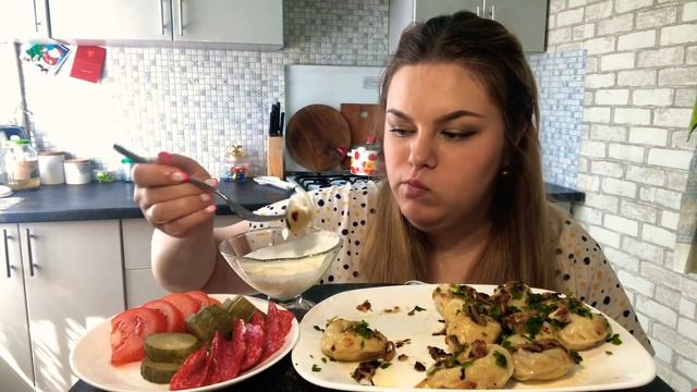 Мукбанг! ВАРЕНИКИ! Вареники с картошкой и грибами, маринованный огурец, салями, томат, сметана. смотреть онлайн