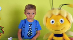 Видео для детей - Малыш Даник и пчела Майя играют в супербочонок