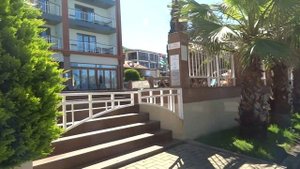 Бассейны и территория отеля Alex Resort & Spa Hotel 4*. Абхазия. г. Гагра.