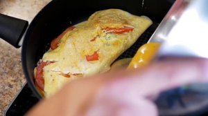 ВКУСНЫЙ ЗАВТРАК: ЯИЧНИЦА С ПОМИДОРАМИ И СЫРОМ СЛОЯМИ