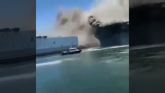 Военный корабль USS Bonhomme Richard, который вчера подвергся нападению йеменских вооруженных сил в