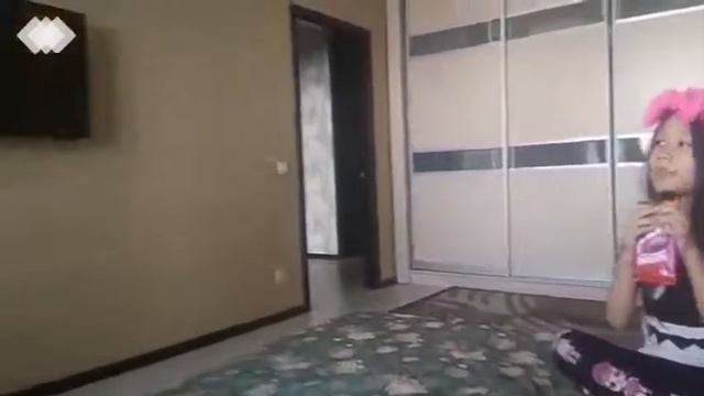 Старшая сестра против вредной младшей сестренки.