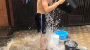 ОБЛИВАЕМСЯ ЛЕДЯНОЙ ВОДОЙ !!!