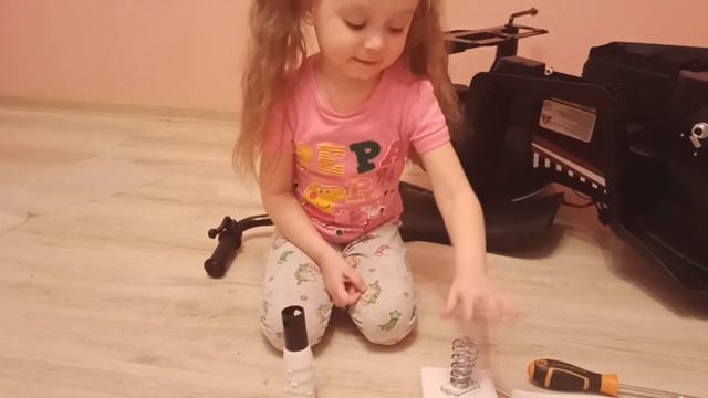 Даша катается на детском электроскутере. Крутой электроскутер ?Дарья Стар/ DARIA STAR ? смотреть онлайн