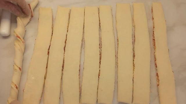 Быстрые, хрустящие  слоеные палочки с сыром и колбасой