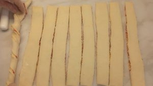 Быстрые, хрустящие  слоеные палочки с сыром и колбасой