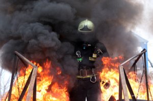 Саратовские пожарные проходят огневую полосу