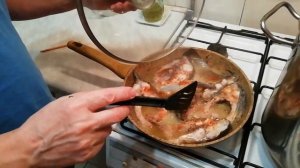 КАРП, ТУШЁНЫЙ НА СКОВОРОДЕ.