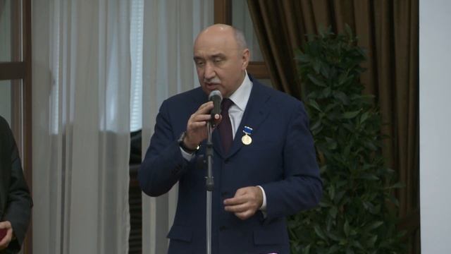 Ильдус Адгамович Чукмаров удостоен звания “Почетный нефтяник” смотреть онлайн