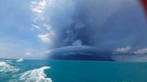 Подводный вулкан в Полинезии выбросил 18-километровый столб пепла