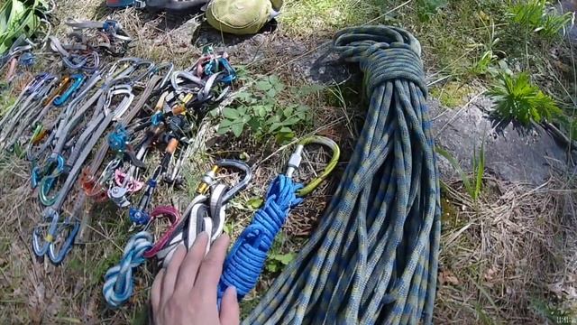 Развеска снаряжения для скального альпинизма и тредового лазания.
