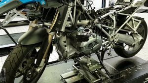 BMW R 1200 GS Garage Engine Installation