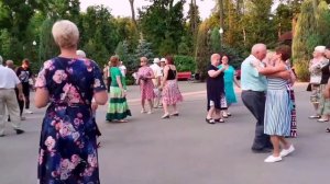 А ЛЕТО ЦВЕТА СЧАСТЬЯ! СЧАСТЛИВЫЕ МОМЕНТЫ ИЗ ПАРКА ГОРЬКОГО ХАРЬКОВ ТАНЦЫ