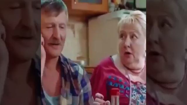 Первый раз едят суши угар Вот как надо использовать соевый соус.