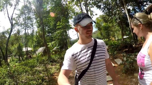Прогулка на слонах в Тайланде, остров Пхукет. Скала обезьян. Водопад в джунглях